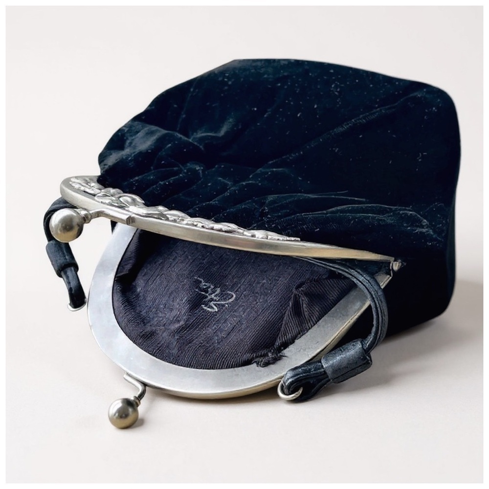 Etra Vintage Black Velvet Hand Bag w/ Ornamental Silver Pull-Tab Closure - Picture 6 of 10